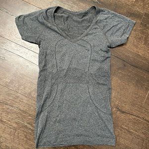 Lululemon Swiftly Tech V Neck size 4